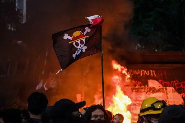 Bendera One Piece Berkibar Saat Demo Global Exclusive 2025– Simbol Perlawanan Anak Muda