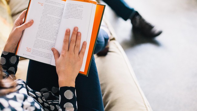 7 Fakta Exclusive tentang Dahaga Baca Pekerja: Kebiasaan Membaca Menurun di Tengah Tekanan Karier